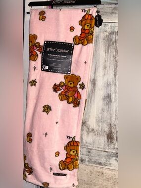Betsey Johnson ultra soft plush throw blanket with Halloween/autumn bears NWT
